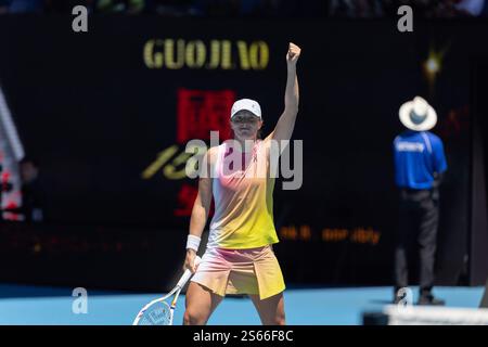 Melbourne, Australie. 16 janvier 2025. IgA Swiatek célèbre après le match en simple féminin de 2e tour entre IgA Swiatek de Pologne et Rebecca Sramkova de Slovaquie lors du tournoi de tennis de l'Open d'Australie à Melbourne, Australie, le 16 janvier 2025. Crédit : HU Jingchen/Xinhua/Alamy Live News Banque D'Images