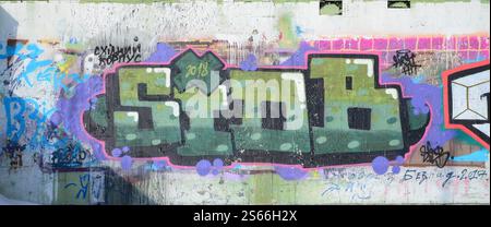 Le vieux mur, peint en couleur graffiti dessinant des peintures aérosol bleues. Image de fond sur le thème du dessin de graffiti et de rue parcourue Le vieux mur, Banque D'Images