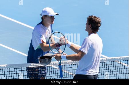 Melbourne, Australie. 16 janvier 2025. Alex de Minaur (G), d'Australie, et Tristan Boye, des États-Unis, se serrent la main après leur match en simple 2e tour masculin à l'Open d'Australie de tennis à Melbourne, Australie, le 16 janvier 2025. Crédit : HU Jingchen/Xinhua/Alamy Live News Banque D'Images