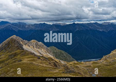 Vue depuis la crête de la chaîne montagneuse constituée Arnaud au-dessus de Parachute Rocks sur la vallée de la rivière Wairau, parc national Nelson Lakes, Nouvelle-Zélande Banque D'Images