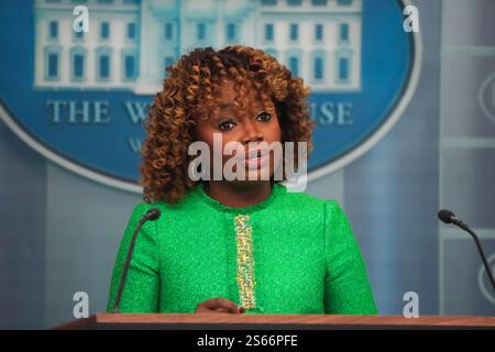 Washington, États-Unis. 15 janvier 2025. Karine Jean-Pierre, attachée de presse de la Maison Blanche, prononce son dernier point de presse sur l'administration Biden à Washington, DC, États-Unis, le 15 janvier 2025. (Photo par Andrew Leyden/NurPhoto) crédit : NurPhoto SRL/Alamy Live News Banque D'Images