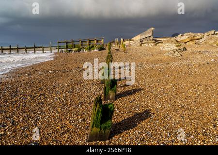Une tempête approche sur la plage à Atherington, West Sussex, Angleterre, Royaume-Uni Banque D'Images