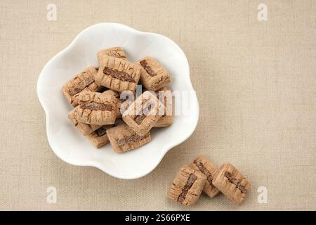 Kue Sagu ou Sago Bites, des biscuits sains à base de farine de sagou, de farine de tapioca, de beurre faible en gras et de chocolat Banque D'Images