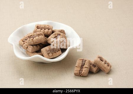 Kue Sagu ou Sago Bites, des biscuits sains à base de farine de sagou, de farine de tapioca, de beurre faible en gras et de chocolat Banque D'Images