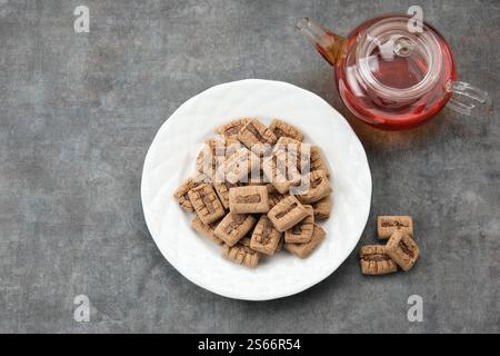 Kue Sagu ou Sago Bites, des biscuits sains à base de farine de sagou, de farine de tapioca, de beurre faible en gras et de chocolat Banque D'Images