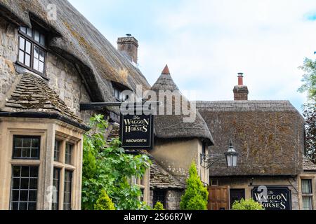 Avebury Royaume-Uni - 10 août 2024 ; toit de chaume et extérieur du pub local emblématique Waggon and Horses. Banque D'Images