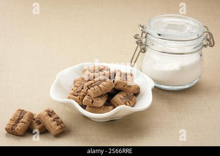 Kue Sagu ou Sago Bites, des biscuits sains à base de farine de sagou, de farine de tapioca, de beurre faible en gras et de chocolat Banque D'Images