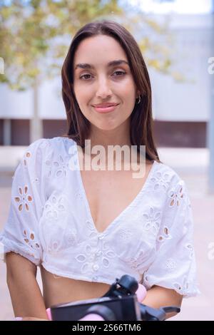 Gros plan d'une femme souriante regardant camera.vertical Banque D'Images