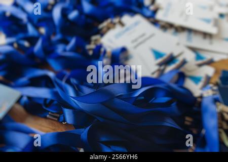 Processus d'enregistrement sur l'événement du forum du congrès de la conférence, table du bureau d'inscription, visiteurs et participants recevant une longe avec badge nominatif et entrée Banque D'Images