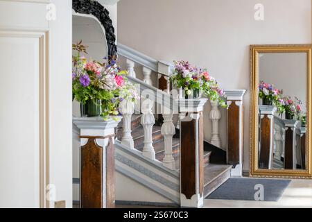 Arrangement floral d'été de matthiolas violets, columbines et branches de lilas en fleurs. Mise au point sélective, détails. Arrangement floral. Banque D'Images