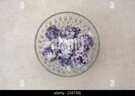 Klepon, snack traditionnel indonésien, fait à partir de farine de riz gluante formée en petites boules et remplie de cassonade. Banque D'Images