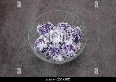 Klepon, snack traditionnel indonésien, fait à partir de farine de riz gluante formée en petites boules et remplie de cassonade. Banque D'Images