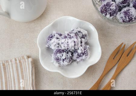 Klepon, snack traditionnel indonésien, fait à partir de farine de riz gluante formée en petites boules et remplie de cassonade. Banque D'Images