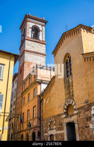 Clocher (campanile) et Chiesa di San Salvatore in Mustolio sur la Piazza del Salvatore à Lucques, Province de Lucques, Toscane, Italie Banque D'Images