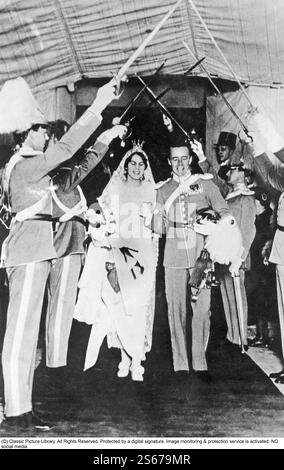 Folke Bernadotte. Noble et diplomate suédois. 1895-1948. Marié à Estelle Bernadotte. Née Estelle Romaine Manville. 1894-1984. Photo le jour de leur mariage 1er décembre 1928. Lors du mariage, elle portait une couronne suédoise de platine et cristal de roche et le voile de mariée en dentelle ajourée de la reine Sofia. 1 500 invités ont été invités au mariage, qui a coûté un million et demi de dollars. C'était la première fois qu'un membre d'une famille royale européenne se mariait sur le sol américain, et le mariage somptueux a attiré beaucoup d'attention. Banque D'Images
