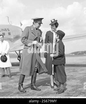 Folke Bernadotte. Noble et diplomate suédois. 1895-1948. Marié à Estelle Bernadotte. Née Estelle Romaine Manville. 1894-1984. Photo avec son fils Bertil à l'aéroport de Bromma pour accueillir son mari Folke Bernadotte de retour d'une mission étrangère pour la Croix-Rouge. 1er mai 1945. Kristoffersson réf. N111-6 Banque D'Images
