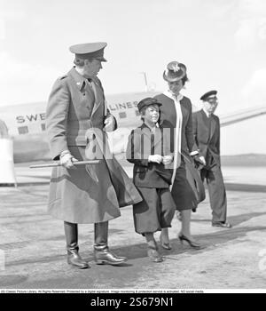 Folke Bernadotte. Noble et diplomate suédois. 1895-1948. Marié à Estelle Bernadotte. Née Estelle Romaine Manville. 1894-1984. Photo avec son fils Bertil à l'aéroport de Bromma pour accueillir son mari Folke Bernadotte de retour d'une mission étrangère pour la Croix-Rouge. 1er mai 1945. Kristoffersson réf. N111-5 Banque D'Images