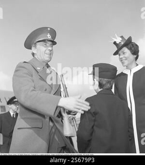 Folke Bernadotte. Noble et diplomate suédois. 1895-1948. Marié à Estelle Bernadotte. Née Estelle Romaine Manville. 1894-1984. Photo avec son fils Bertil à l'aéroport de Bromma pour accueillir son mari Folke Bernadotte de retour d'une mission étrangère pour la Croix-Rouge. 1er mai 1945. Kristoffersson réf. N112-2 Banque D'Images