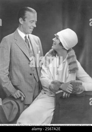 Folke Bernadotte. Noble et diplomate suédois. 1895-1948. Marié à Estelle Bernadotte. Née Estelle Romaine Manville. 1894-1984. Photographiés ensemble 1928. Elle porte le chapeau typique de la décennie, un chapeau cloche. Chapeau en forme de cloche pour femme. Son nom est dérivé de cloche, le mot français pour cloche. Banque D'Images