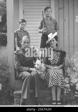 Folke Bernadotte. Noble et diplomate suédois. 1895-1948. Marié à Estelle Bernadotte. Née Estelle Romaine Manville. 1894-1984. Photo avec leurs fils Folke et Bertil 1941. Banque D'Images