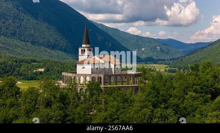 Majestueux drone aérien vue de la maison italienne charnelle à Kobarid, Slovénie Banque D'Images