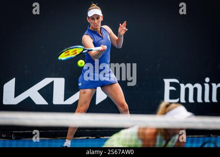 Melbourne, Australie. 16 janvier 2025. La belge Elise Mertens et l'australienne Ellen Perez photographiées en action lors d'un match de tennis en double entre le couple belge-australien Mertens-Perez et le couple australien Hule-Fourlis, lors du premier tour du double féminin du tournoi de tennis du Grand Chelem « Open d'Australie », jeudi 16 janvier 2025 à Melbourne Park, Melbourne, Australie. L’édition 2025 du Grand Chelem australien se déroule du 12 au 26 janvier. La paire franco-belge a perdu 3-6, 1-6. BELGA PHOTO PATRICK HAMILTON crédit : Belga News Agency/Alamy Live News Banque D'Images