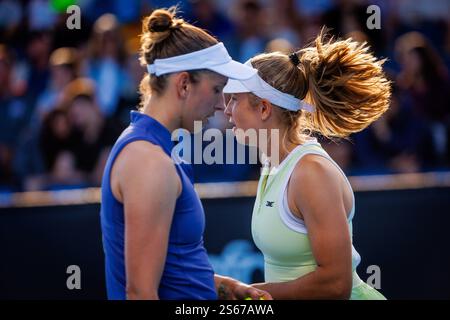 Melbourne, Australie. 16 janvier 2025. La belge Elise Mertens et l'australienne Ellen Perez photographiées en action lors d'un match de tennis en double entre le couple belge-australien Mertens-Perez et le couple australien Hule-Fourlis, lors du premier tour du double féminin du tournoi de tennis du Grand Chelem « Open d'Australie », jeudi 16 janvier 2025 à Melbourne Park, Melbourne, Australie. L’édition 2025 du Grand Chelem australien se déroule du 12 au 26 janvier. La paire franco-belge a perdu 3-6, 1-6. BELGA PHOTO PATRICK HAMILTON crédit : Belga News Agency/Alamy Live News Banque D'Images