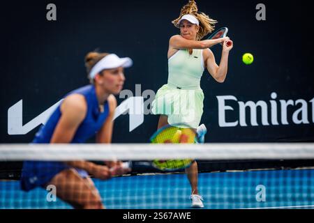 Melbourne, Australie. 16 janvier 2025. L'australienne Ellen Perez, la belge Elise Mertens et photographiées en action lors d'un match de tennis en double entre la paire belge-australienne Mertens-Perez et la paire australienne Hule-Fourlis, lors du premier tour du double féminin du tournoi de tennis du Grand Chelem « Open d'Australie », jeudi 16 janvier 2025 à Melbourne Park, Melbourne, Australie. L’édition 2025 du Grand Chelem australien se déroule du 12 au 26 janvier. La paire franco-belge a perdu 3-6, 1-6. BELGA PHOTO PATRICK HAMILTON crédit : Belga News Agency/Alamy Live News Banque D'Images