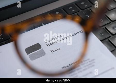 Korrespondenz der Deutschen Rentenversicherung mit brille *** correspondance de Deutsche Rentenversicherung avec lunettes Nordrhein-Westfalen Deutschland, Allemagne GMS18309 Banque D'Images