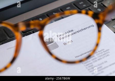 Korrespondenz der Deutschen Rentenversicherung mit brille *** correspondance de Deutsche Rentenversicherung avec lunettes Nordrhein-Westfalen Deutschland, Allemagne GMS18307 Banque D'Images