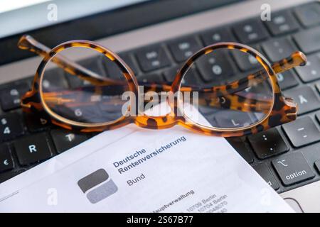 Korrespondenz der Deutschen Rentenversicherung mit brille *** correspondance de Deutsche Rentenversicherung avec lunettes Nordrhein-Westfalen Deutschland, Allemagne GMS18310 Banque D'Images