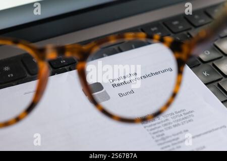 Korrespondenz der Deutschen Rentenversicherung mit brille *** correspondance de Deutsche Rentenversicherung avec lunettes Nordrhein-Westfalen Deutschland, Allemagne GMS18308 Banque D'Images