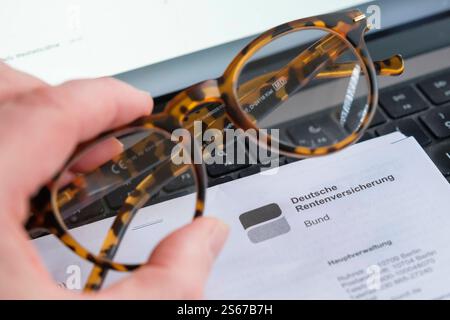Korrespondenz der Deutschen Rentenversicherung mit brille *** correspondance de Deutsche Rentenversicherung avec lunettes Nordrhein-Westfalen Deutschland, Allemagne GMS18306 Banque D'Images