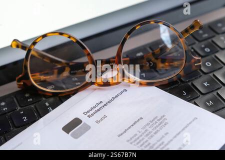 Korrespondenz der Deutschen Rentenversicherung mit brille *** correspondance de Deutsche Rentenversicherung avec lunettes Nordrhein-Westfalen Deutschland, Allemagne GMS18305 Banque D'Images