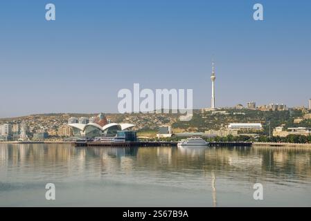 Panorama de la côte de Bakou (Azerbaïdjan). Banque D'Images