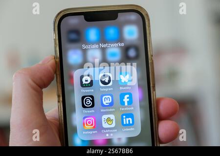 Eine Hand hält ein Mobiltelefon auf dem die logos von verschiedenen social media Anbietern zu sehen sind *** Hand tient un téléphone portable sur lequel les logos de différents fournisseurs de médias sociaux peuvent être vus Nordrhein-Westfalen Deutschland, Allemagne GMS18319 Banque D'Images