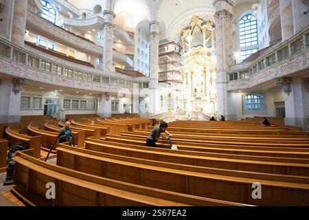 Dresde, Allemagne. 16 janvier 2025. La nef est nettoyée pendant les travaux d'entretien et de nettoyage dans la Frauenkirche. Environ 40 artisans, restaurateurs et nettoyeurs travaillent dans l'église, qui rouvrira régulièrement à partir du 19 janvier 2025. Crédit : Sebastian Kahnert/dpa/Alamy Live News Banque D'Images