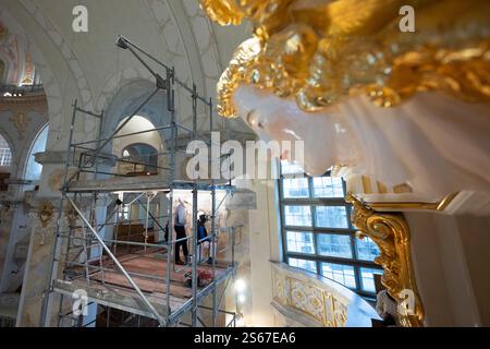 Dresde, Allemagne. 16 janvier 2025. Les restaurateurs se tiennent sur les échafaudages pendant les travaux d’entretien et de nettoyage dans la Frauenkirche et travaillent sur les chapiteaux en stuc des piliers de l’abside nord. Environ 40 artisans, restaurateurs et nettoyeurs travaillent dans l'église, qui rouvrira régulièrement à partir du 19 janvier 2025. Crédit : Sebastian Kahnert/dpa/Alamy Live News Banque D'Images