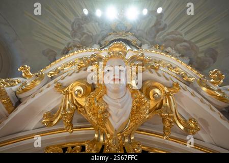 Dresde, Allemagne. 16 janvier 2025. Une sculpture dorée sur le loft d'orgue de la Frauenkirche brille d'une nouvelle splendeur. Environ 40 artisans, restaurateurs et nettoyeurs travaillent dans l'église, qui rouvrira régulièrement à partir du 19 janvier 2025. Crédit : Sebastian Kahnert/dpa/Alamy Live News Banque D'Images