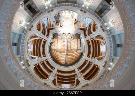 Dresde, Allemagne. 16 janvier 2025. Les charpentiers travaillent sur les bancs de la Frauenkirche. Environ 40 artisans, restaurateurs et nettoyeurs travaillent dans l'église, qui rouvrira régulièrement à partir du 19 janvier 2025. Crédit : Sebastian Kahnert/dpa/Alamy Live News Banque D'Images