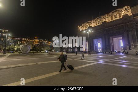 Milan, Italie. 15 janvier 2025. Dormitorio e mensa per i senzatetto milanesi allestito nel mezzanino della Metropolitana della Stazione centrale gestito dai volontari dei Fratelli di San Francesco D'Assisi - Milano, Italia - Mercoled&#xec;, 15 Gennaio 2025 (foto Stefano Porta/LaPresse) Lamitory pour les sans-abri de Milan installé dans la mezzanine du métro de la gare centrale géré par Francis Stefresse / crédit de Saint-Presse, mercredi 2025 janvier 2016 janvier 2016 mai 2016 janvier 2016/Frisi photo de Saint Stefans Banque D'Images