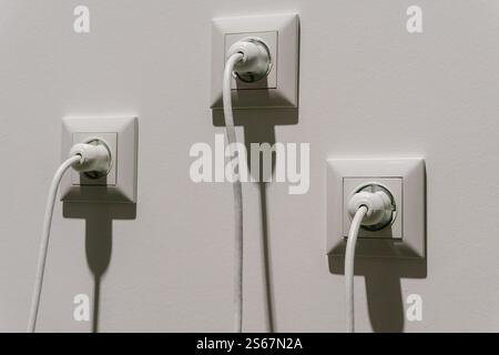 prises électriques blanches avec fiches. connexion du fil haute tension à la prise Banque D'Images