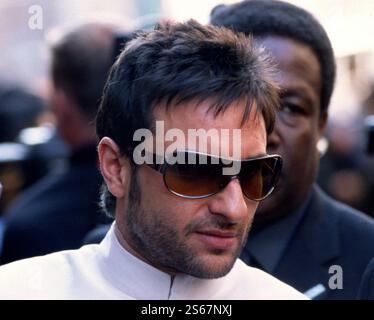 File pics - 16 janvier 2025 la star de cinéma de Bollywood Saif Ali Khan a déclaré être hors de danger après avoir été poignardé dans une bagarre avec un intrus à son domicile. Divertissement - Amsterdam pays-Bas 9 juin 2005. La crème de la crème du cinéma indien descend sur Amsterdam pour le week-end des IIFA Awards. En dehors du cinéma Tuschinski des célébrités arrivent pour la première tapis rouge du film Parineeta. Acteur Saif Ali Khan. Bollywood, célébrité, célébrités, acteur, acteurs, actrice, International Indian film Awards, stars, bekende nederlanders, nederland, cinéma, film, star, stars, rode loper Banque D'Images