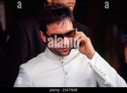 File pics - 16 janvier 2025 la star de cinéma de Bollywood Saif Ali Khan a déclaré être hors de danger après avoir été poignardé dans une bagarre avec un intrus à son domicile. Image d'archive. Divertissement - Amsterdam pays-Bas 9 juin 2005. La crème de la crème du cinéma indien descend sur Amsterdam pour le week-end des IIFA Awards. En dehors du cinéma Tuschinski des célébrités arrivent pour la première tapis rouge du film Parineeta. Acteur Saif Ali Khan. Bollywood, célébrité, célébrités, acteur, acteurs, actrice, International Indian film Awards, stars, bekende nederlanders, nederland, cinéma, film, star, stars, rode Banque D'Images