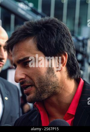 File pics - 16 janvier 2025 la star de cinéma de Bollywood Saif Ali Khan a déclaré être hors de danger après avoir été poignardé dans une bagarre avec un intrus à son domicile. Image d'archive. Divertissement - Amsterdam pays-Bas 11 juin 2005. La crème de la crème du cinéma indien descend sur Amsterdam pour le week-end des IIFA Awards. À l'Amsterdam Arena, les VIP arrivent sur le tapis rouge pour la cérémonie de remise des prix. Acteur Saif Ali Khan Bollywood, célébrité, célébrités, acteur, acteurs, actrice, International Indian film Awards, stars, bekende nederlanders, nederland, cinéma, film, star, stars, rode loper Banque D'Images