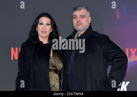 Imad Mardnli mit Ehefrau Samia Mardnli beim projection des films Netflix retour en action im Zoo Palast. Berlin, 15.01.2025 *** Imad Mardnli avec sa femme Samia Mardnli à la projection du film Netflix Back in action au Zoo Palast Berlin, 15 01 2025 Foto:XM.xBehrensx/xFuturexImagex back 5264 Banque D'Images