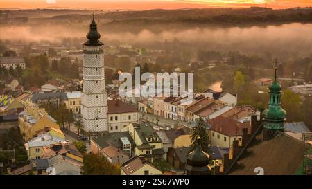 Vue aérienne par drone du paysage urbain médiéval de Biecz au lever du soleil brumeux, Pologne Banque D'Images