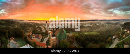 Vue aérienne par drone du paysage urbain médiéval de Biecz au lever du soleil brumeux, Pologne Banque D'Images