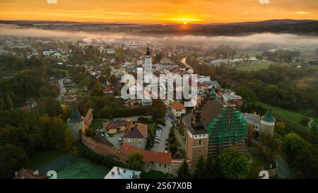 Vue aérienne par drone du paysage urbain médiéval de Biecz au lever du soleil brumeux, Pologne Banque D'Images