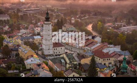 Vue aérienne par drone du paysage urbain médiéval de Biecz au lever du soleil brumeux, Pologne Banque D'Images